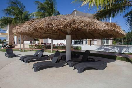Departamento En Cancun Con 7 Albercas Tipo Playa Y Laguna Exterior photo