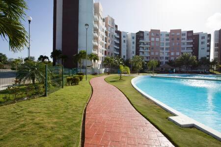Departamento En Cancun Con 7 Albercas Tipo Playa Y Laguna Exterior photo